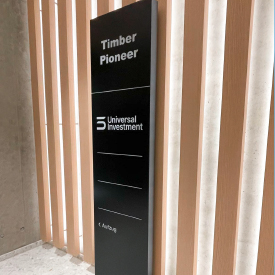 Signage und Branding im Gebäude "Timber Pioneer" in Frankfurt am Main